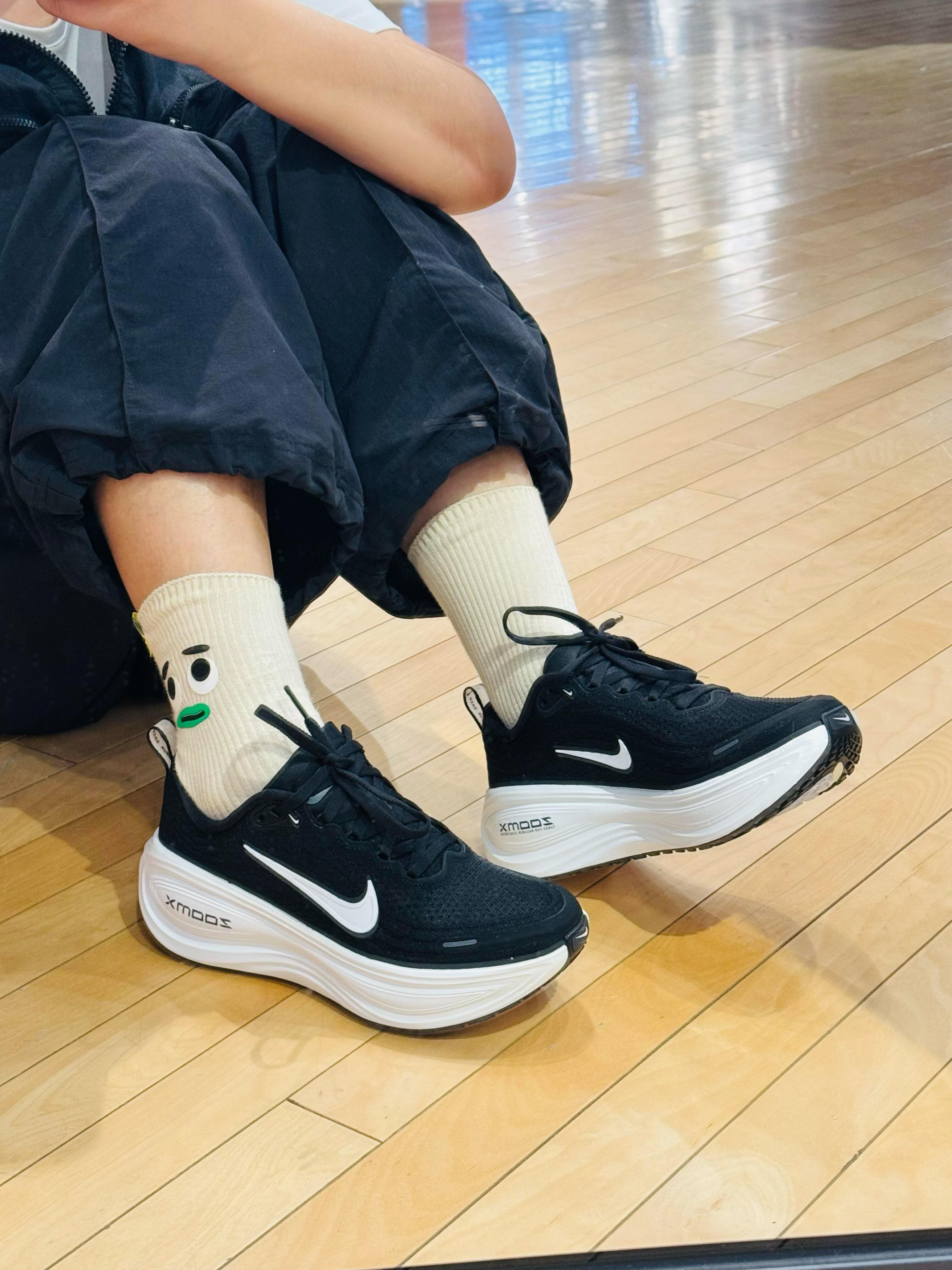 Nike|你永远可以相信黑白配色的耐克!救命!这双Nike ZoomX 简直像装了弹簧一样,踩一脚